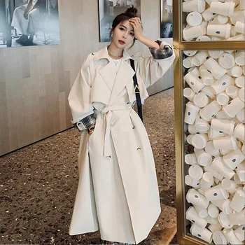 Модерен дамски ветровка средна дължина, нова есенна темпераментен популярна бяла ветровка в британския стил, корейското качество драповое палто